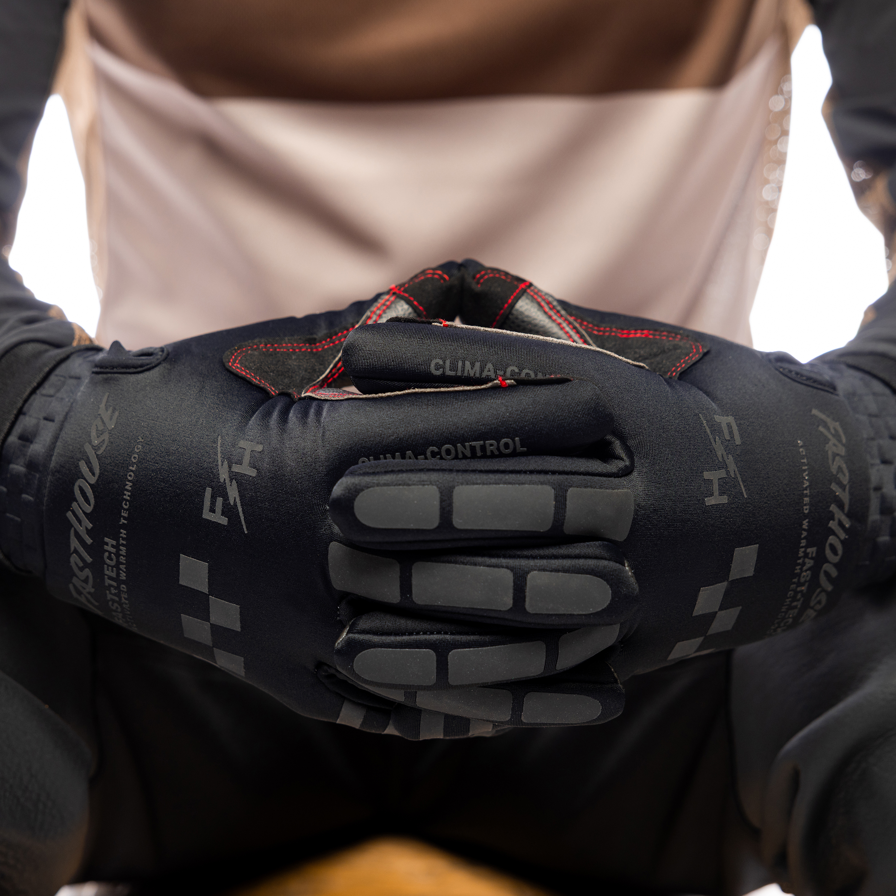Toaster_Blk_Gloves4